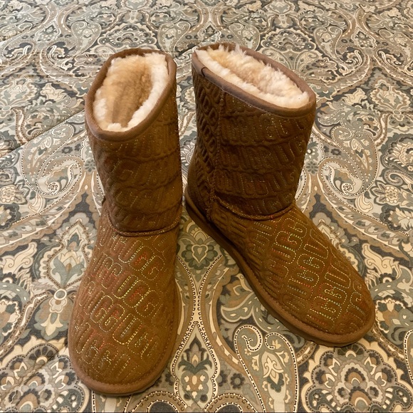 NWT UGG Classic II Graphic Boots Kids Sz 6 - Picture 10 of 16